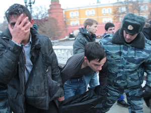 Сотрудники милиции с трудом отстояли кавказских подростков, волей случая оказавшихся на Манежной площади во время акции.