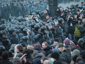 Начавшийся на Манежной площади Москвы митинг за справедливое расследование убийства болельщика «Спартака» быстро перерос в жесткое столкновение с милицией. 